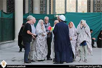 تشرف بیش از ۳۰ نفر به دین اسلام در حرم حضرت معصومه(س)